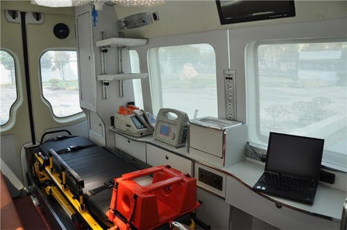 长阳救护车内部